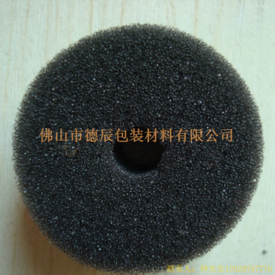 過(guò)濾海綿也稱網(wǎng)狀海綿，爆破海綿。聚氨酯過(guò)濾海綿由普通開(kāi)孔軟泡高溫爆破開(kāi)孔加工而成，爆破除掉了泡沫網(wǎng)絡(luò)之間原有的氣泡膜，得到了主體骨架網(wǎng)狀結(jié)構(gòu)。
過(guò)濾海綿的空隙率高達(dá)97%，具有優(yōu)異的透氣性、良好的柔軟性和較高的機(jī)械強(qiáng)度。
