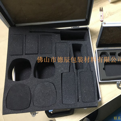 海綿內(nèi)托對(duì)各行各業(yè)產(chǎn)品起到絕緣、密封、防震、防塵、填充、隔音、固定，能夠保護(hù)包裝產(chǎn)品在運(yùn)輸過程中安然無恙，起到保護(hù)產(chǎn)品的一個(gè)作用，同時(shí)可以美化產(chǎn)品，提升產(chǎn)品檔次。