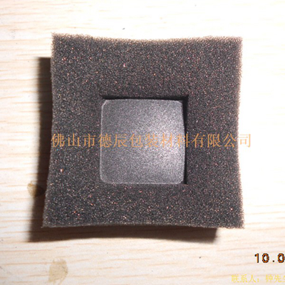 利用加熱鋁制模具對海綿進行塑形。