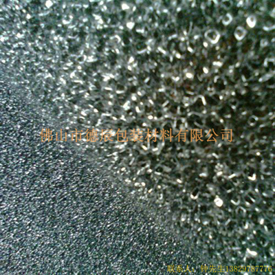 過(guò)濾海綿也稱網(wǎng)狀海綿，爆破海綿。聚氨酯過(guò)濾海綿由普通開(kāi)孔軟泡高溫爆破開(kāi)孔加工而成，爆破除掉了泡沫網(wǎng)絡(luò)之間原有的氣泡膜，得到了主體骨架網(wǎng)狀結(jié)構(gòu)。
過(guò)濾海綿的空隙率高達(dá)97%，具有優(yōu)異的透氣性、良好的柔軟性和較高的機(jī)械強(qiáng)度。
