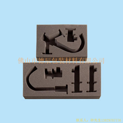 海綿內(nèi)托對(duì)各行各業(yè)產(chǎn)品起到絕緣、密封、防震、防塵、填充、隔音、固定，能夠保護(hù)包裝產(chǎn)品在運(yùn)輸過程中安然無恙，起到保護(hù)產(chǎn)品的一個(gè)作用，同時(shí)可以美化產(chǎn)品，提升產(chǎn)品檔次。